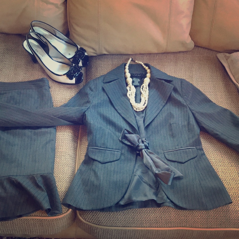 LAUNDRY by Shellie Segal Suit ⭐️